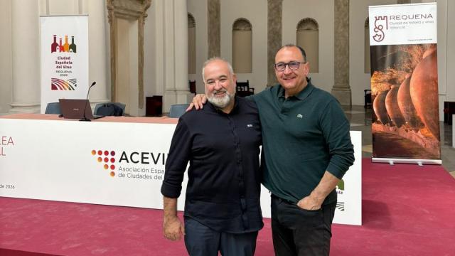 Iñigo Pinedo y Mariano Álava celebrando la certificación de la Ruta del Txakoli de Aiaraldea