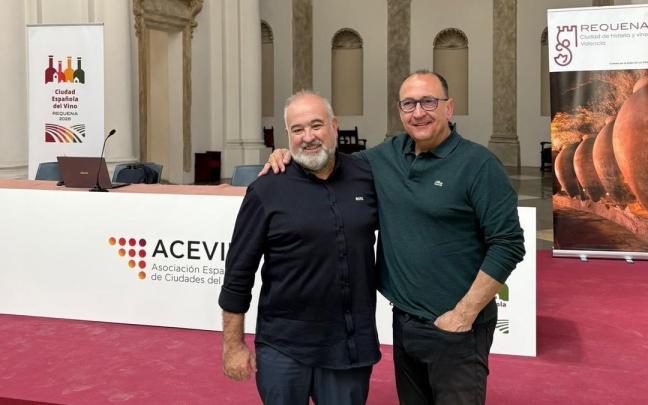 Iñigo Pinedo y Mariano Álava celebrando la certificación de la Ruta del Txakoli de Aiaraldea