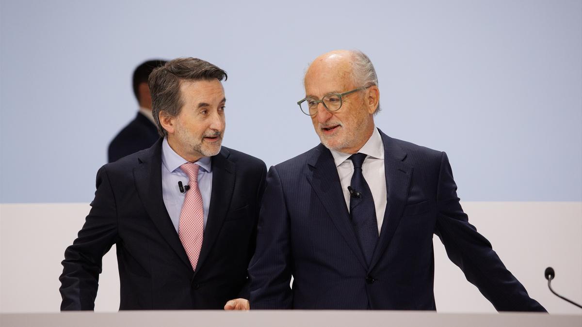 Josu Jon Imaz y Antonio Brufau, durante la Junta General de Accionistas de Repsol de este viernes.