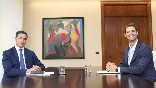 El lehendakari, Imanol Pradales, con el portavoz del PNV en el Parlamento, Joseba Díez Antxustegi