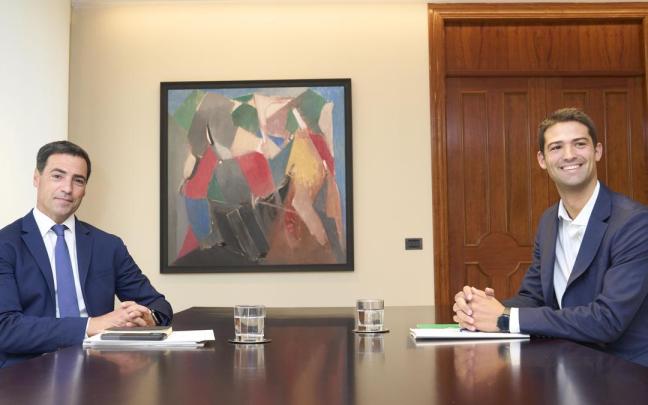 El lehendakari, Imanol Pradales, con el portavoz del PNV en el Parlamento, Joseba Díez Antxustegi