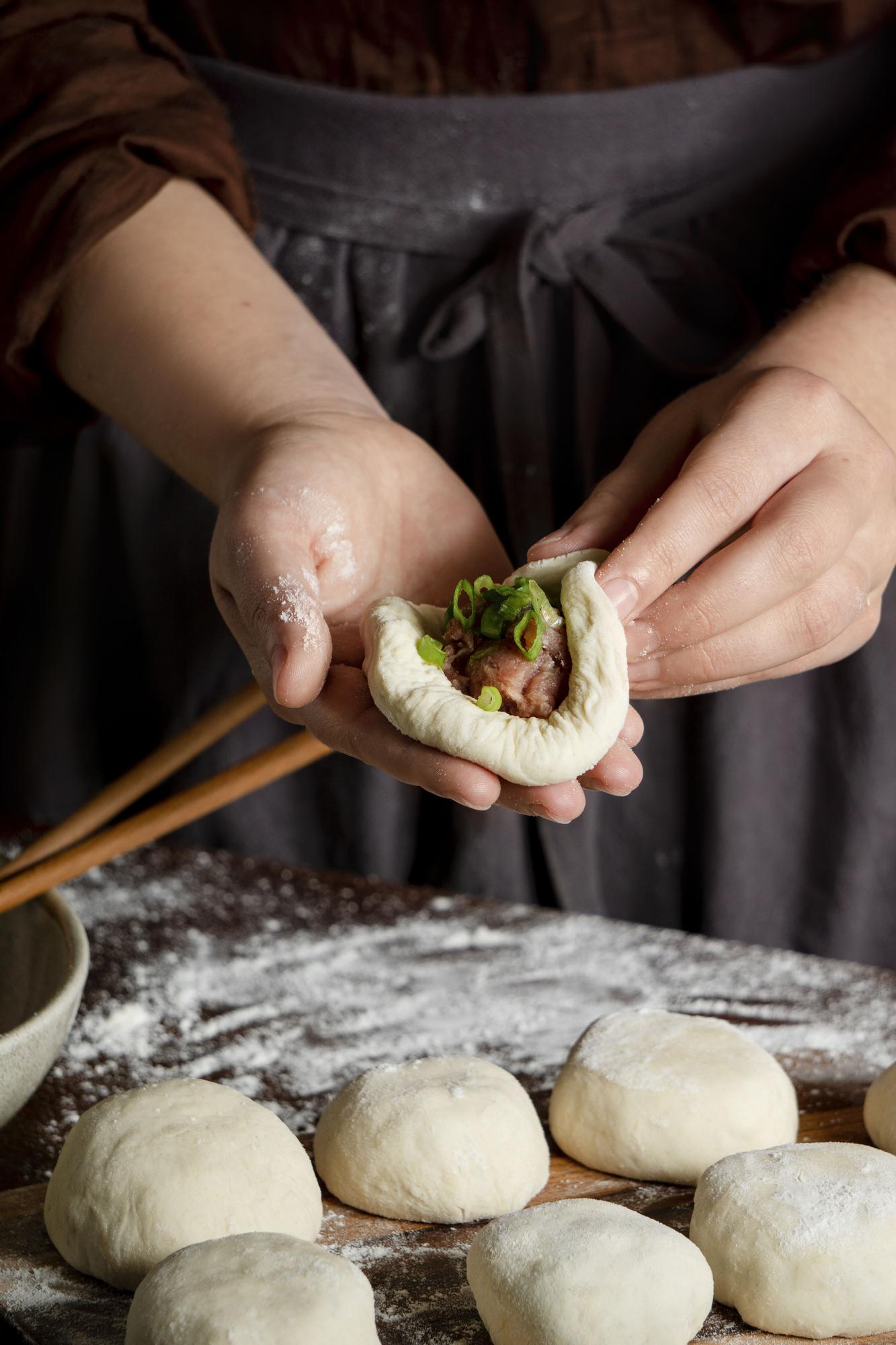 Una persona cocinando comida asiática.