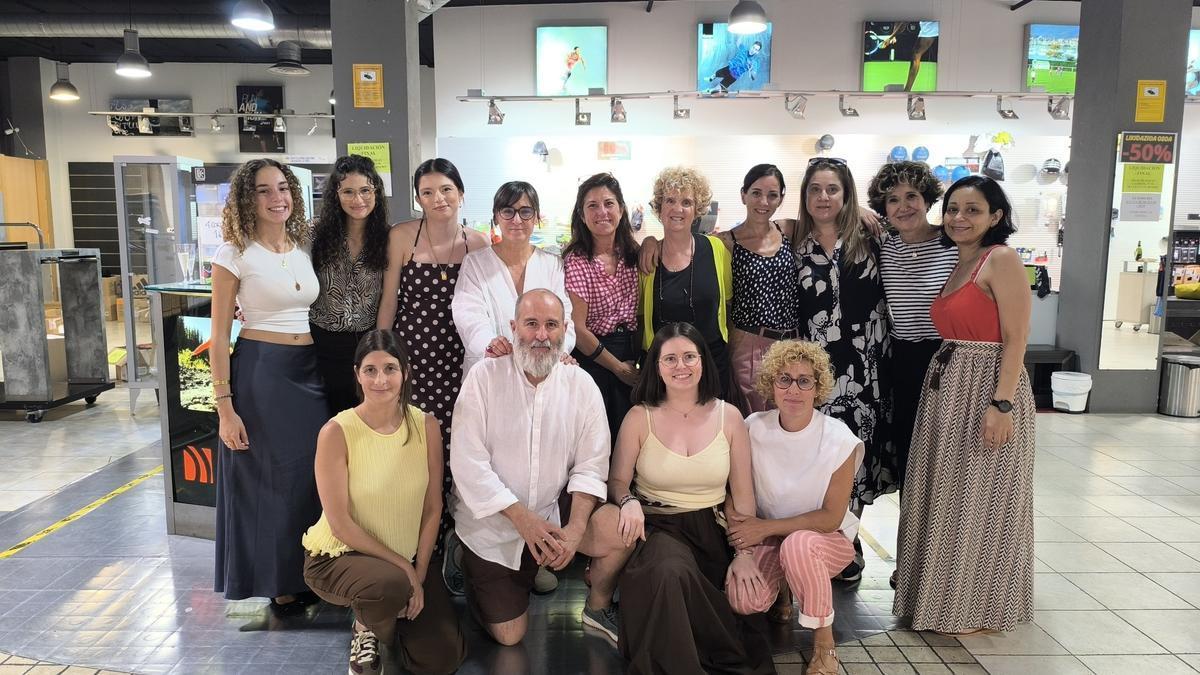 Todo el equipo de Leire Sport, con sus propietarios Leire Martínez (quinta por la izquierda) y Felipe Martínez (abajo)