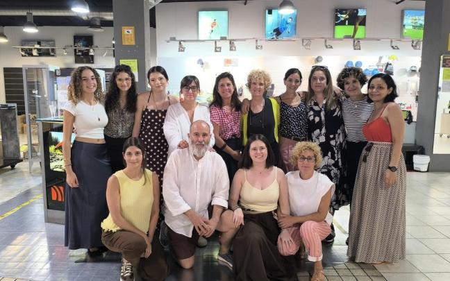 Todo el equipo de Leire Sport, con sus propietarios Leire Martínez (quinta por la izquierda) y Felipe Martínez (abajo)
