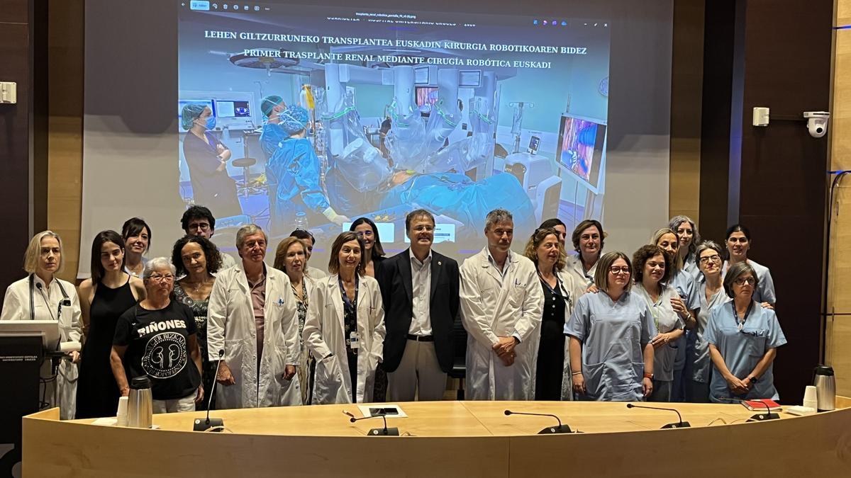 El consejero de Salud del Gobierno Vasco, Alberto Martínez con el equipo que ha realizado la intervención