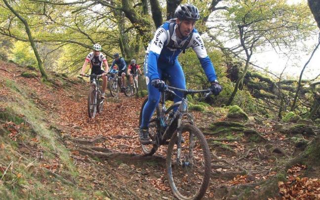 Participantes en una de las últimas ediciones de la marcha MTB de Debabarrena, hace una década