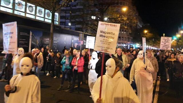 Manifestantes portan carteles contra violencia machista