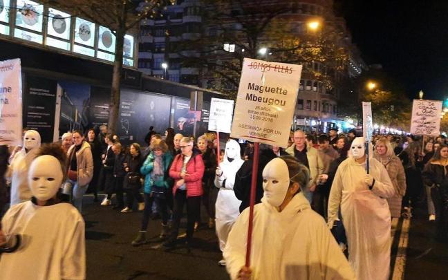 Manifestantes portan carteles contra violencia machista