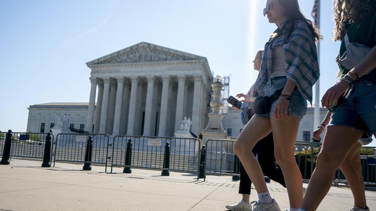 Un grupo de jóvenes pasea ante el Tribunal Supremo de Estados Unidos.