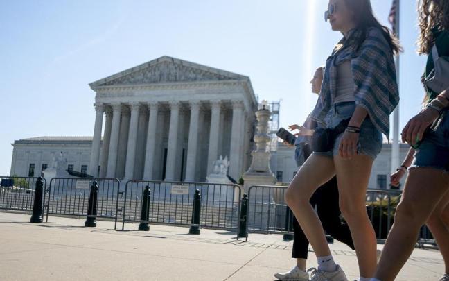 Un grupo de jóvenes pasea ante el Tribunal Supremo de Estados Unidos.