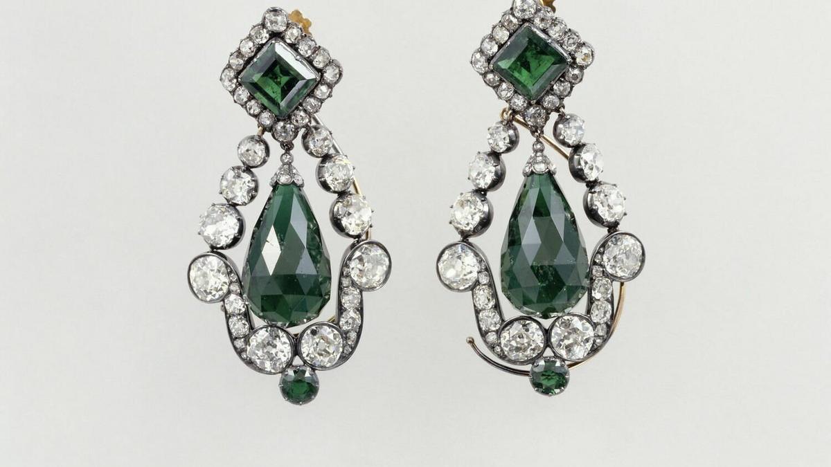 Imagen facilitada de un par de pendientes de esmeralda de María Luisa sustraidos durante el robo cometido en el Museo del Louvre, en París.