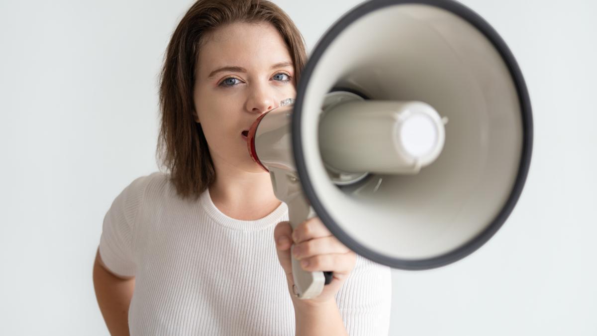 El ruido ambiente es lo que más perjudica a la voz porque obliga a forzar el volumen.