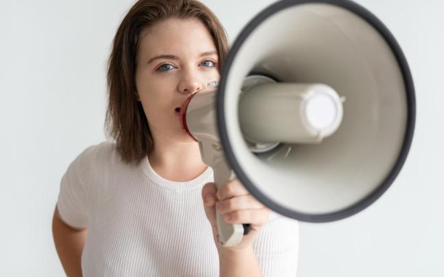 El ruido ambiente es lo que más perjudica a la voz porque obliga a forzar el volumen.