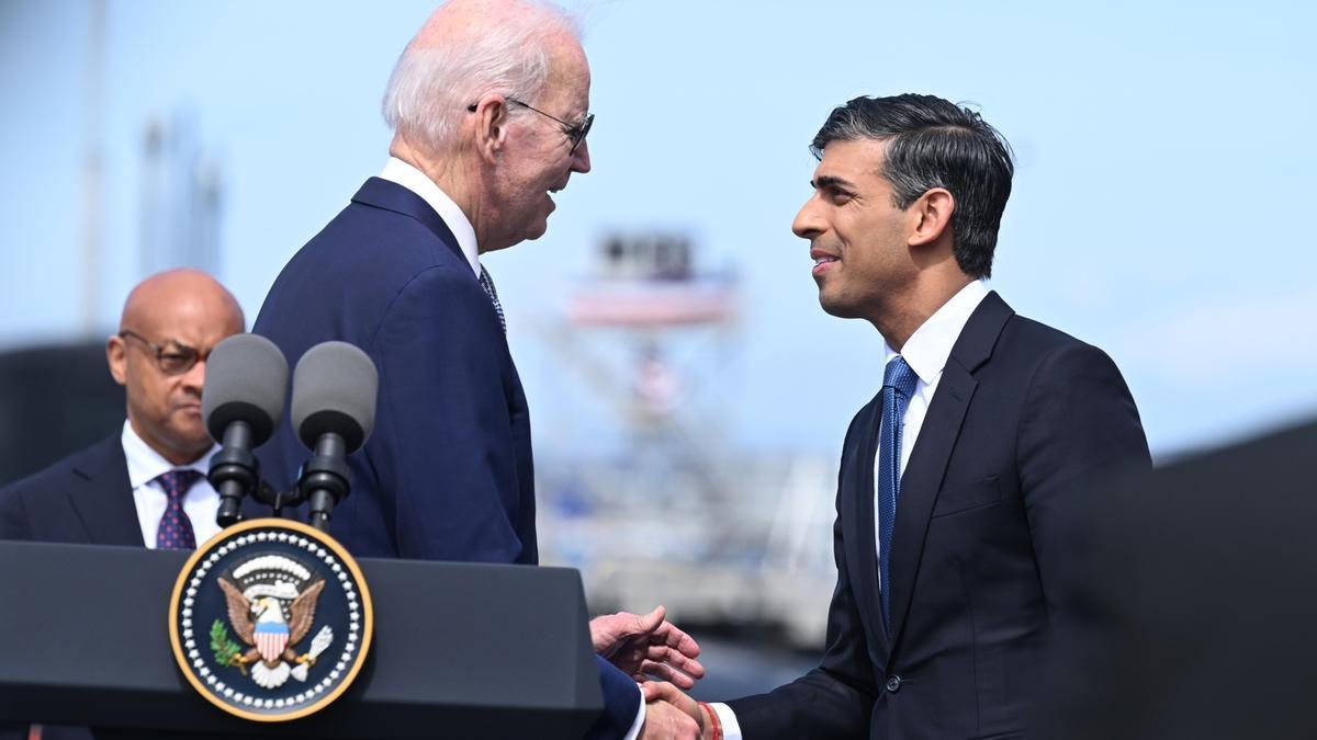 El presidente de EE.UU., Joe Biden, saluda al ‘premier’ británico, Rishi Sunak.