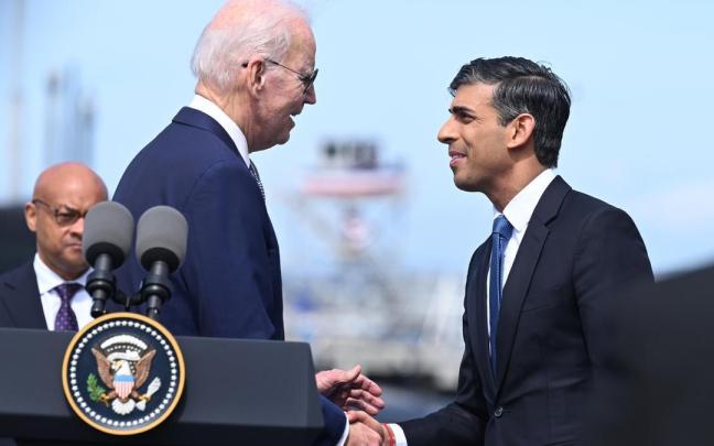 El presidente de EE.UU., Joe Biden, saluda al ‘premier’ británico, Rishi Sunak.