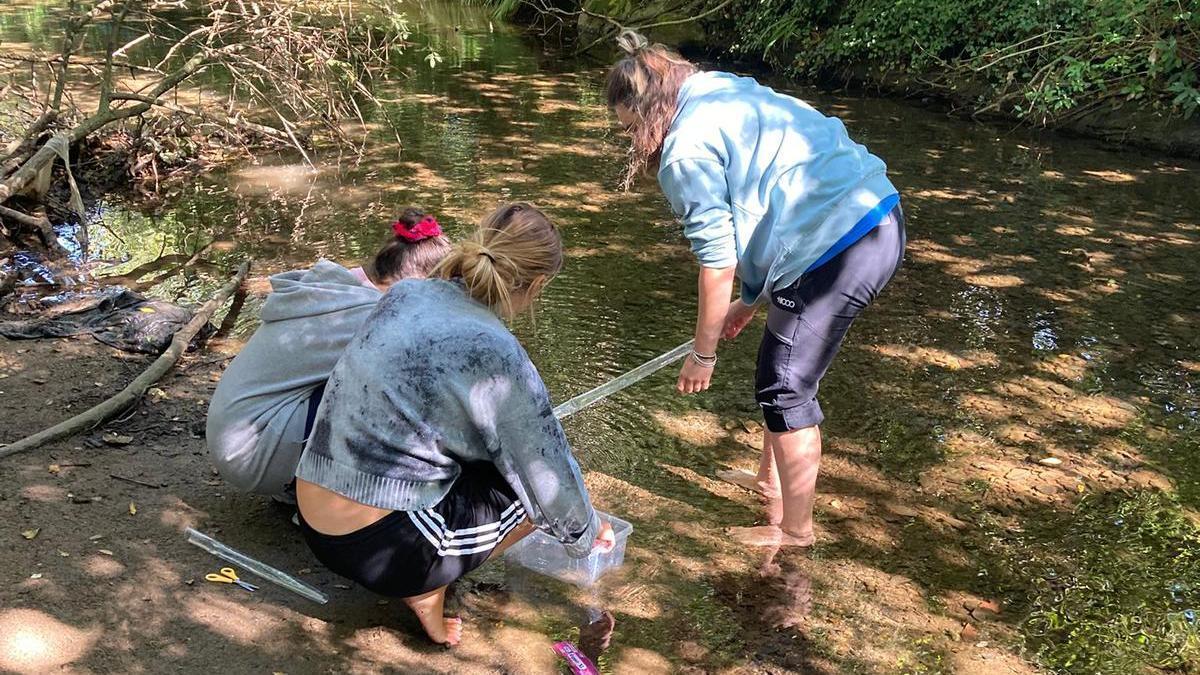 Foto de una de las sesiones que Ageda Blasco e Izaro Ieregi han llevado a cabo en el proyecto 'Través'.