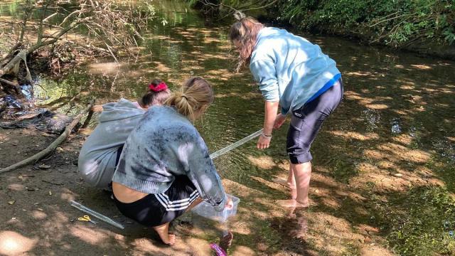 Foto de una de las sesiones que Ageda Blasco e Izaro Ieregi han llevado a cabo en el proyecto 'Través'.