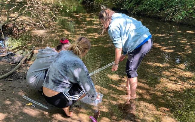 Foto de una de las sesiones que Ageda Blasco e Izaro Ieregi han llevado a cabo en el proyecto 'Través'.