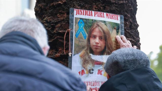 El abuelo de Marta del Castillo, José Antonio Casanueva, durante la concentración por su nieta, Marta del Castillo.