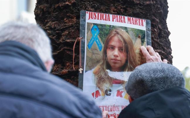 El abuelo de Marta del Castillo, José Antonio Casanueva, durante la concentración por su nieta, Marta del Castillo.