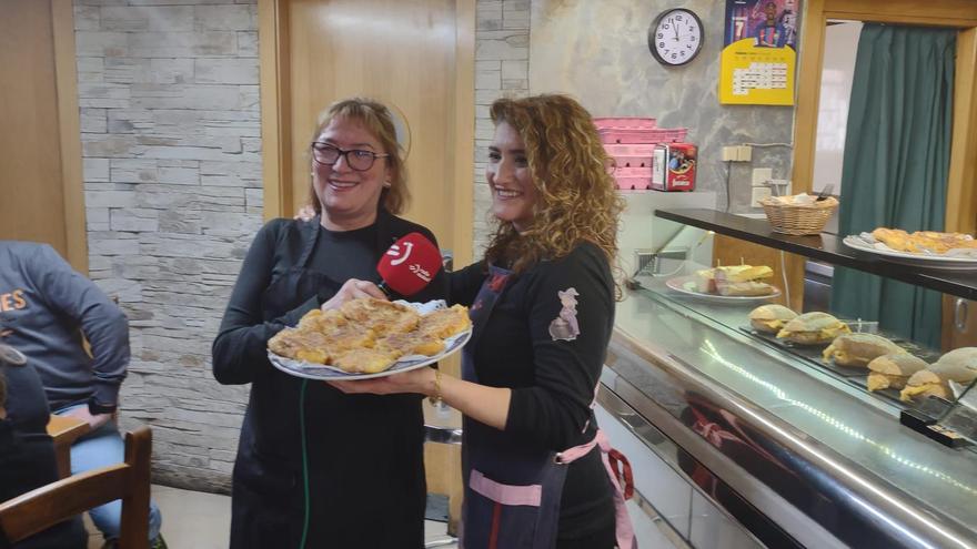 Josefa y Tamara muestran las torrijas con las que han participado en el concurso