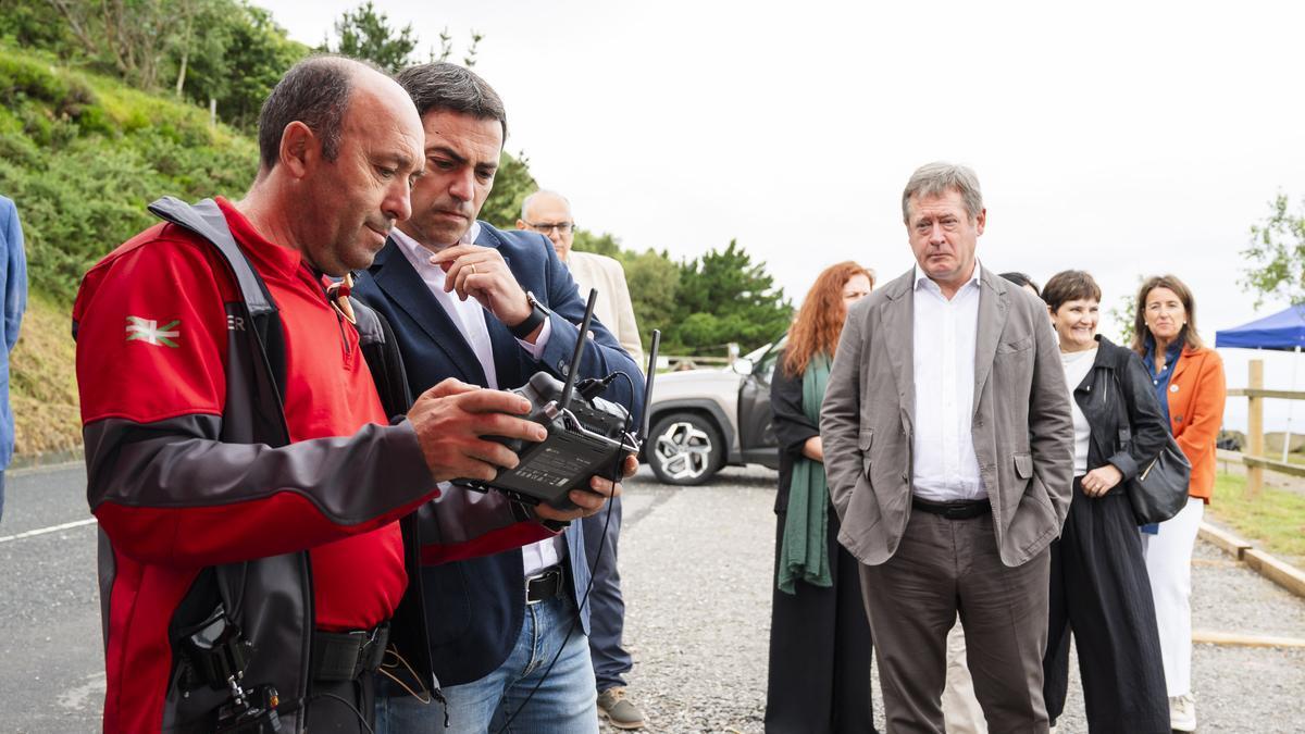El lehendakari, Imanol Pradales, y el consejero de Seguridad, Bingen Zupiria, este lunes en el simulacro en las infraestructuras de Enagás en la carretera Bakio-Bermeo