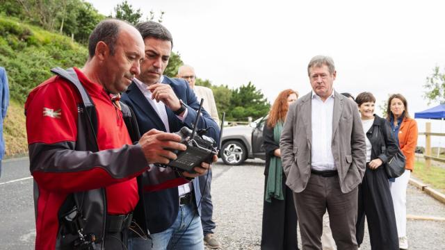 El lehendakari, Imanol Pradales, y el consejero de Seguridad, Bingen Zupiria, este lunes en el simulacro en las infraestructuras de Enagás en la carretera Bakio-Bermeo