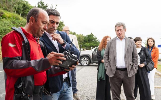 El lehendakari, Imanol Pradales, y el consejero de Seguridad, Bingen Zupiria, este lunes en el simulacro en las infraestructuras de Enagás en la carretera Bakio-Bermeo
