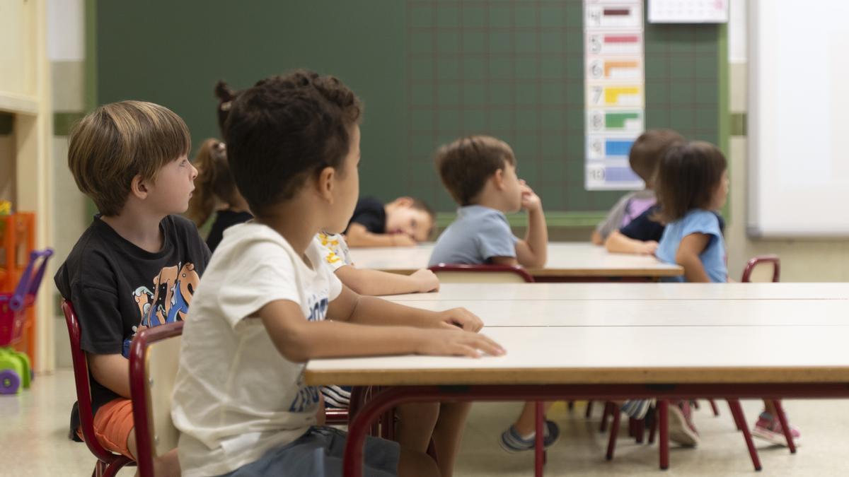 Un grupo de esclares de Infantil atendiendo en clase.