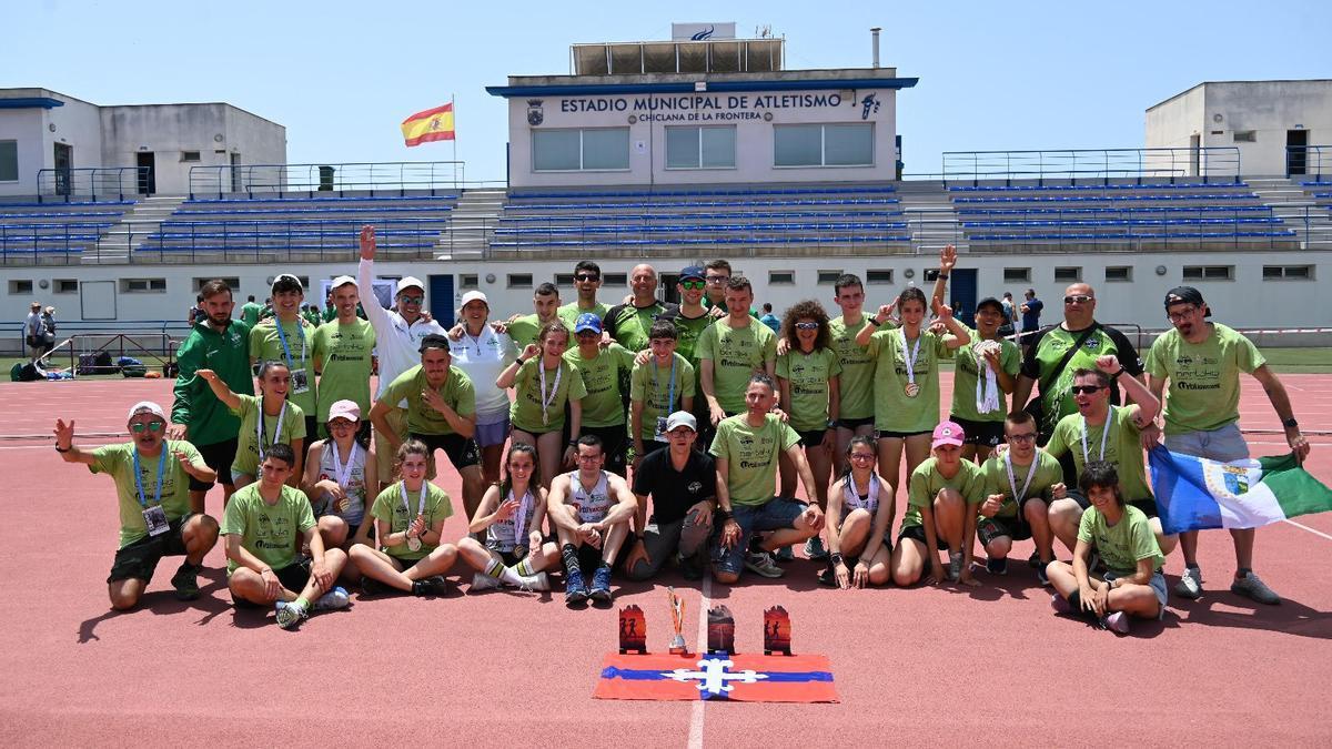 Los deportistas del Club de Atletismo Paralímpico de Basauri celebrando su nueva victoria