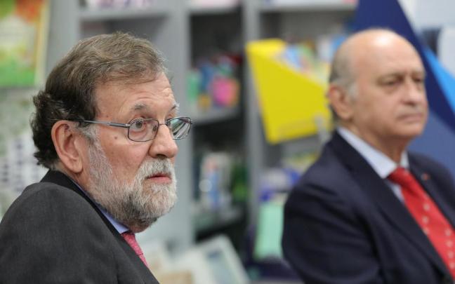 Mariano Rajoy, junto al exministro de Interior, Jorge Fernández Díaz, en una imagen de archivo.