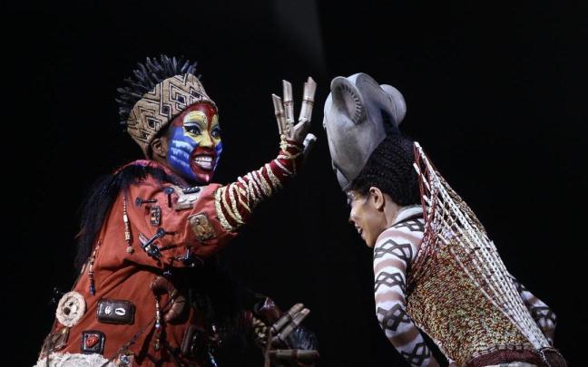 Dos de los personajes de el musical 'El rey león' en Madrid. Dos de los personajes de el musical 'El rey león' en Madrid.