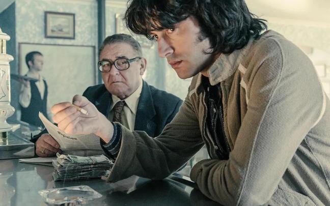 Javier Rey, en primer plano, en una escena de la serie ‘Fariña’.