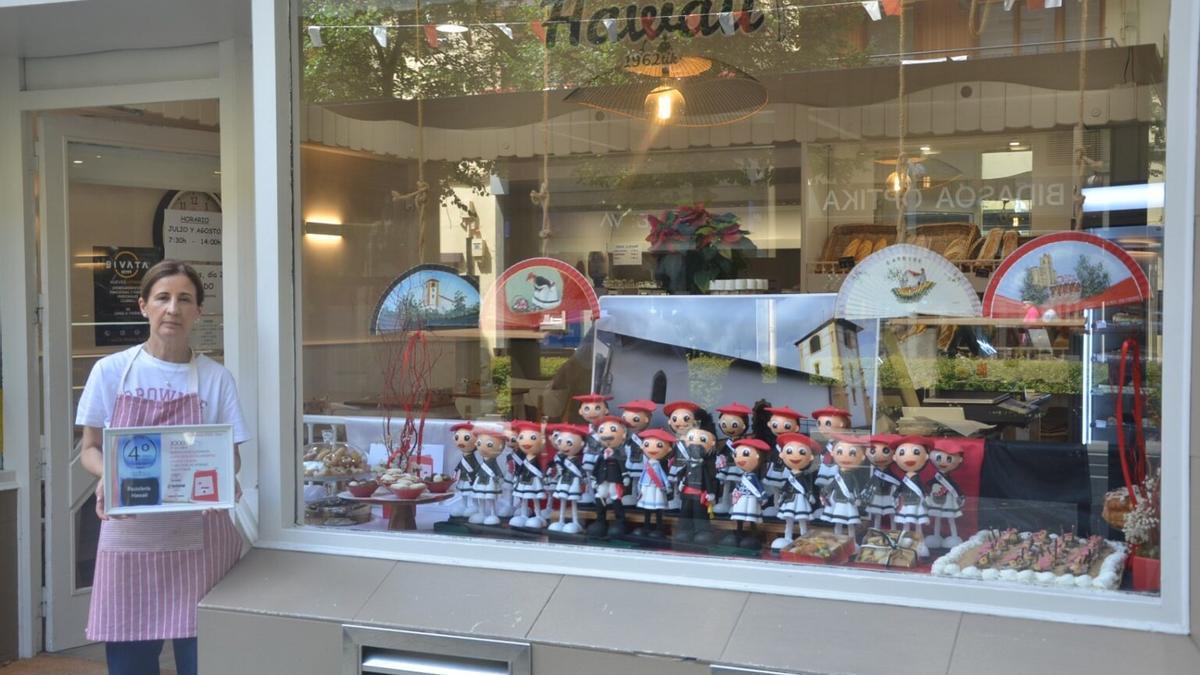El escaparate de la pastelería Hawaii, en la avenida Navarra.