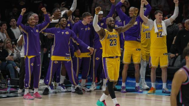 LeBron James, junto a sus compañeros de Los Angeles Lakers.