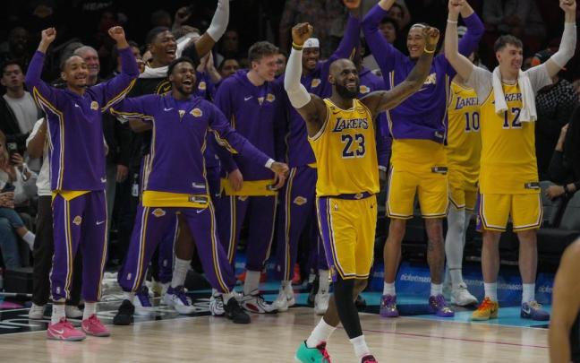 LeBron James, junto a sus compañeros de Los Angeles Lakers.