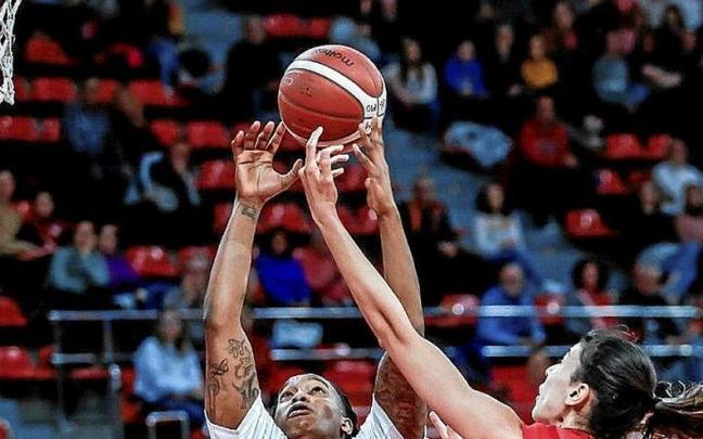 Joy Adams trata de atrapar un rebote, ayer en Zaragoza. | FOTO: N.G.