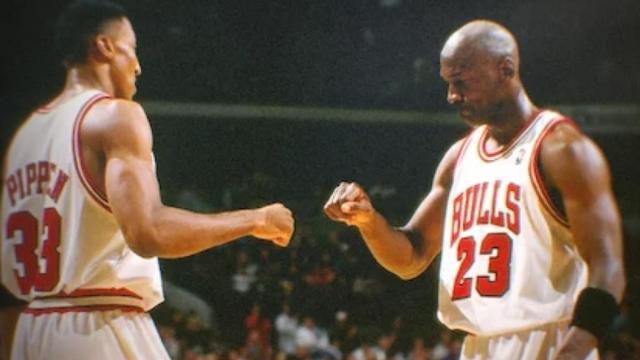 Michael Jordan y Scottie Pippen en una imagen del documental 'The Last Dance'.