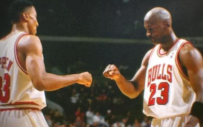 Michael Jordan y Scottie Pippen en una imagen del documental 'The Last Dance'.