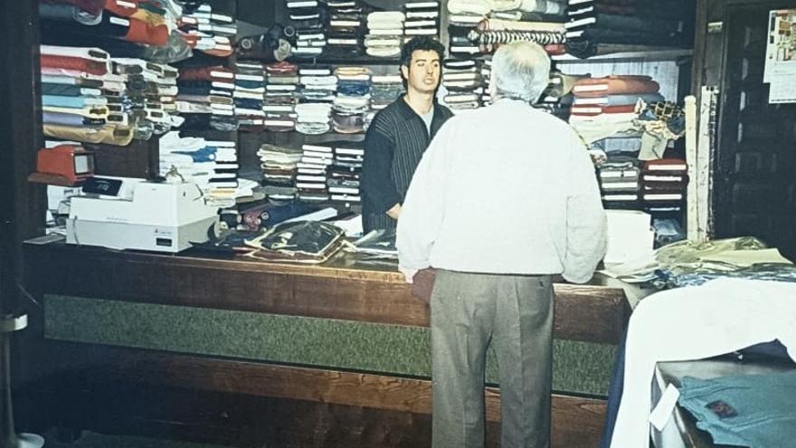 Juan Alberto Cortés en la tienda.