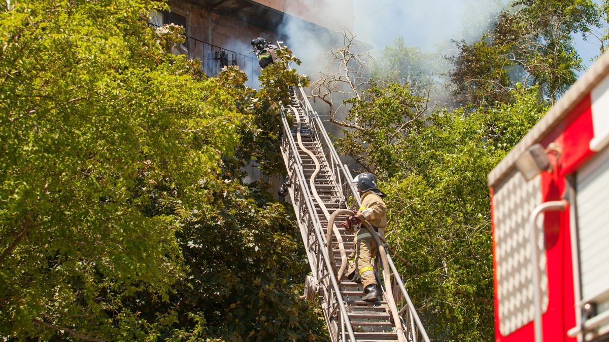 Bombero ayuda evacuar una casa.
