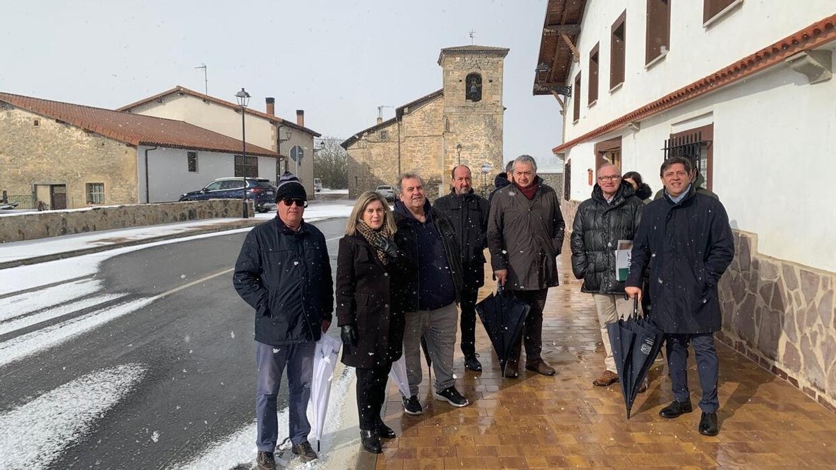 Ibarlucea y Basterra durante su visita a Miñano Menor