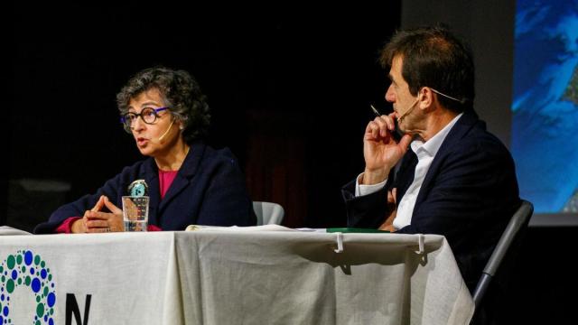 Arantxa González Laya y Juanjo Álvarez, en un momento durante la charla en la sala Modelo de Zarautz.