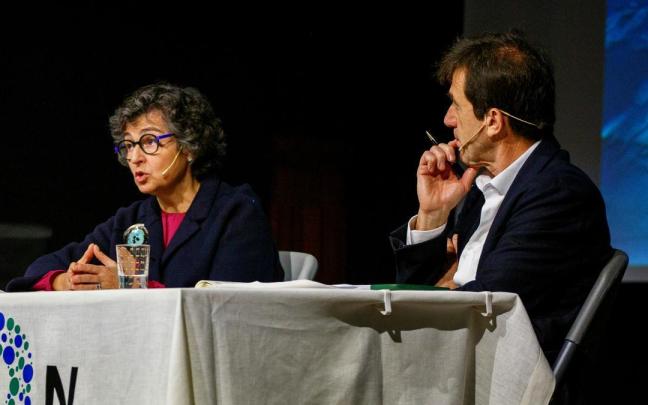 Arantxa González Laya y Juanjo Álvarez, en un momento durante la charla en la sala Modelo de Zarautz.