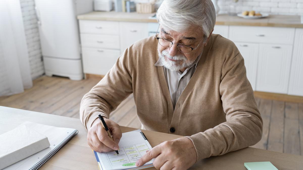 La AIReF pide tener en cuenta el efecto del envejecimiento poblacional en las partidas de ingreso y de gasto, no solo en pensiones, y también otros retos como el cambio climático o el gasto en defensa.