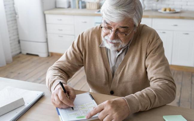 La AIReF pide tener en cuenta el efecto del envejecimiento poblacional en las partidas de ingreso y de gasto, no solo en pensiones, y también otros retos como el cambio climático o el gasto en defensa.