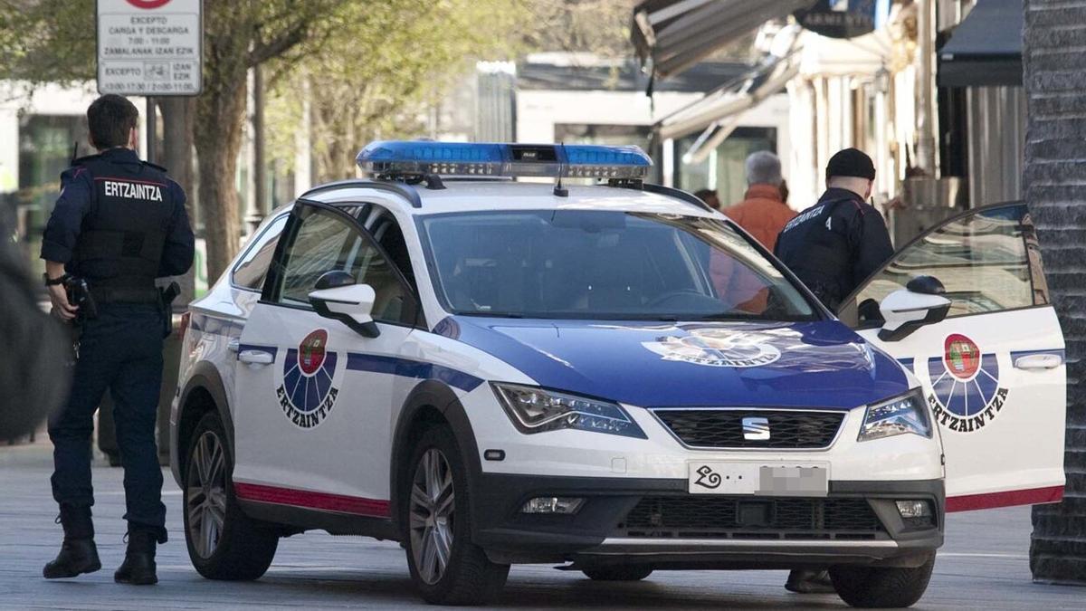 Imagen de archivo de dos agentes de la Ertzaintza en Vitoria-Gasteiz.