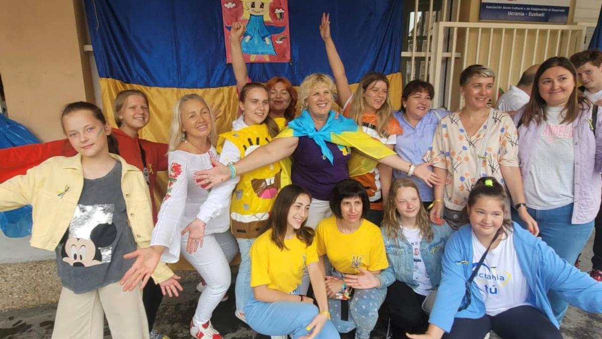 La familia de Svetlana Vinogradenko en Rodovid, el primer centro ucraniano creado en el País Vasco, en el barrio donostiarra de Herrera.