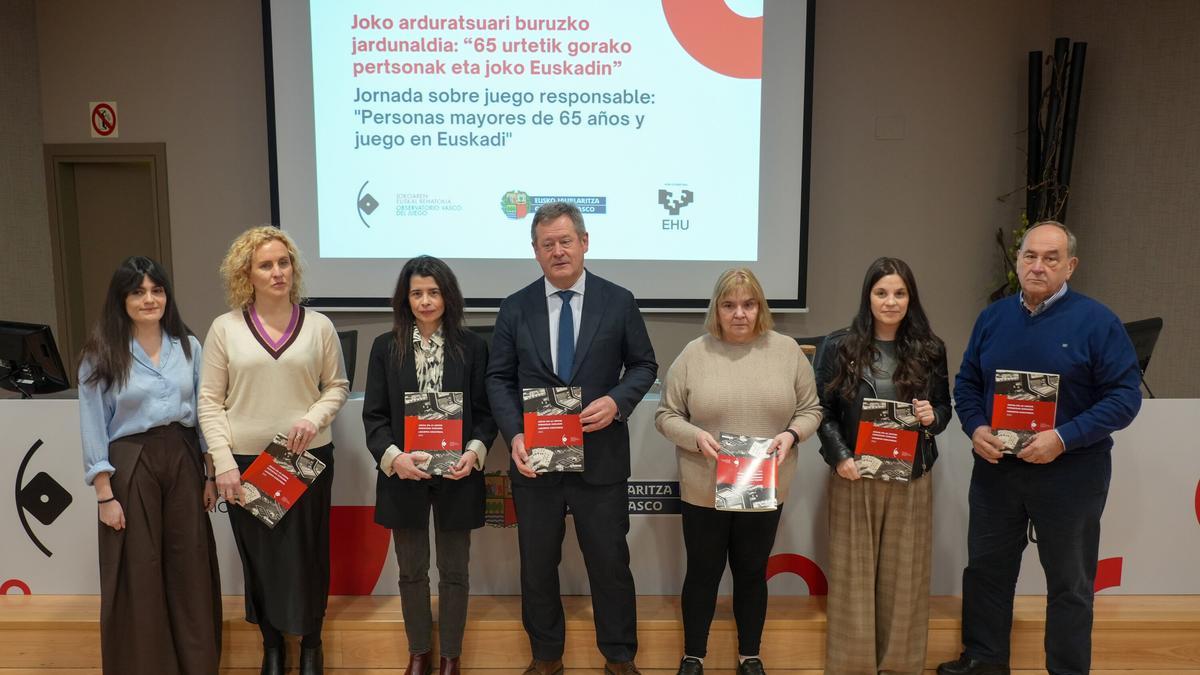 El consejero de Seguridad, Bingen Zupiria, en el centro, en la presentación del estudio sobre juego en personas mayores.