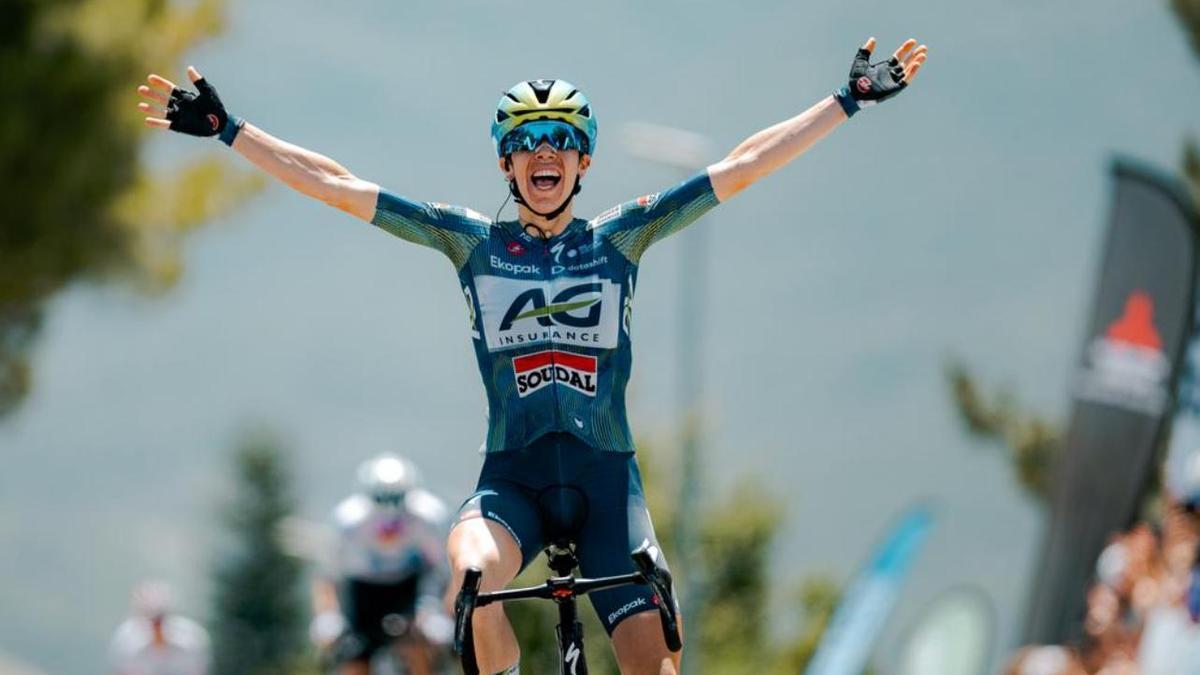 Mireia Benito celebra su triunfo en Sabiñánigo.